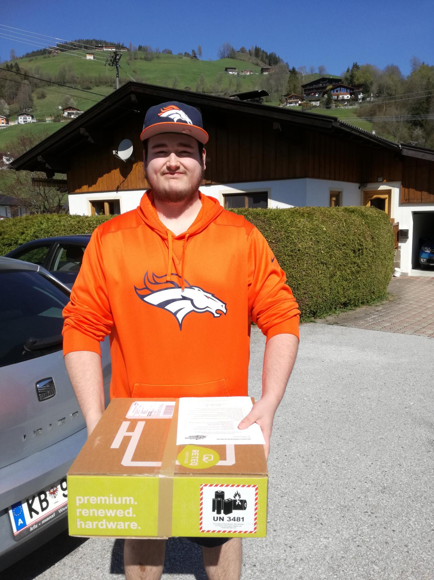 Manuel freut sich sehr über den neuen Laptop