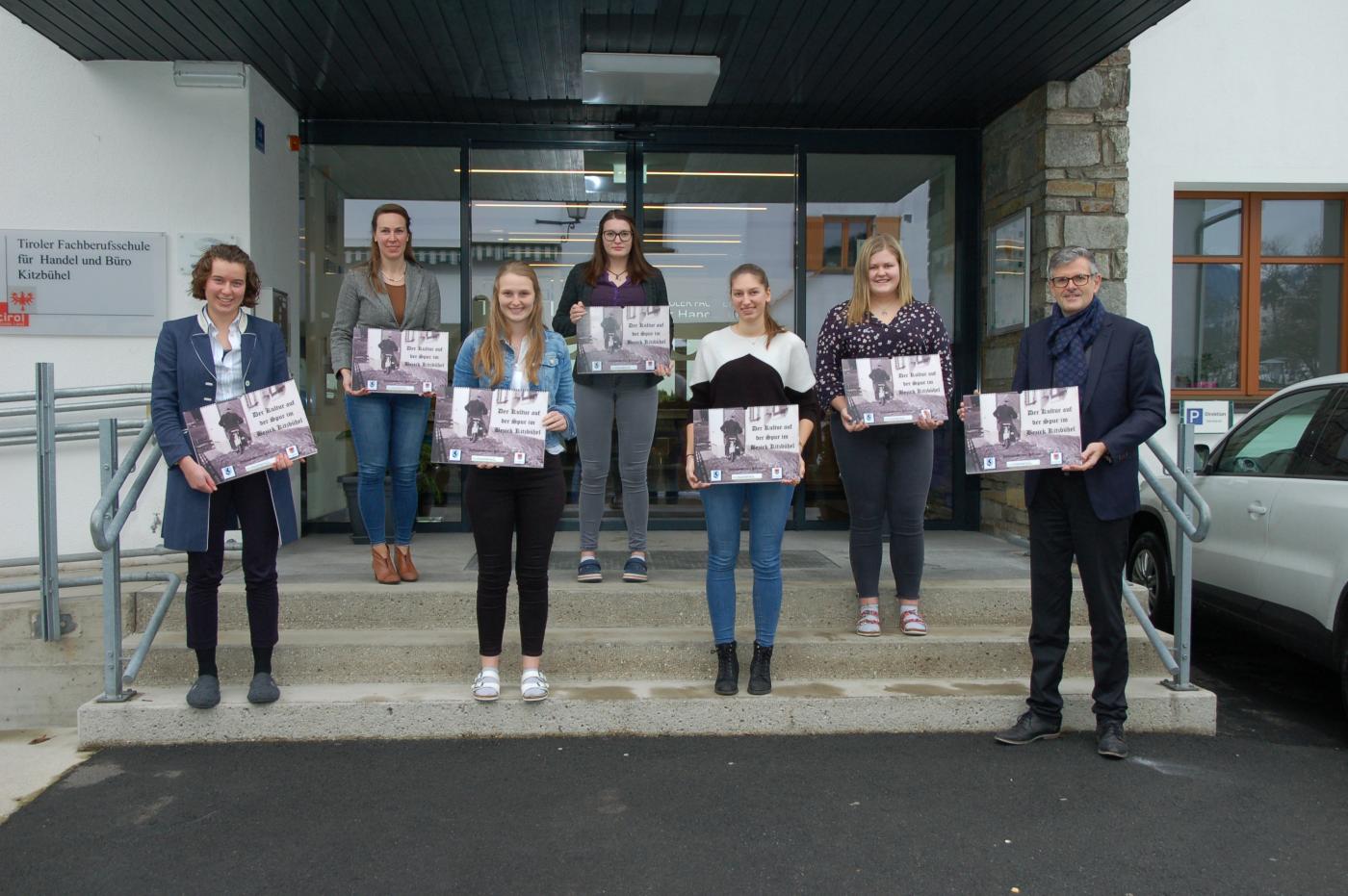 Berufsschülerinnen bei der Übergabe der Kalender