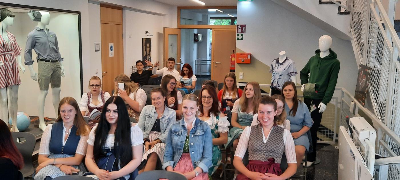 SchülerInnen in der Aula SchülerInnen in der Aula