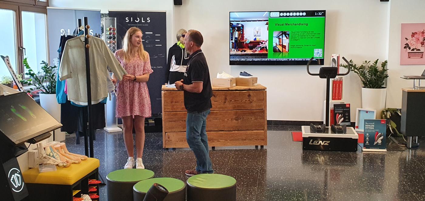 Anna-Lena Beihammer mit Testkäufer Roman Hörwey Anna-Lena Beihammer mit Testkäufer Roman Hörwey