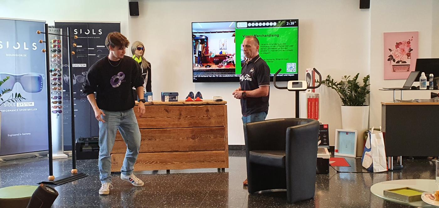 Finn Kristen mit Testkäufer Roman Hörwey Finn Kristen mit Testkäufer Roman Hörwey