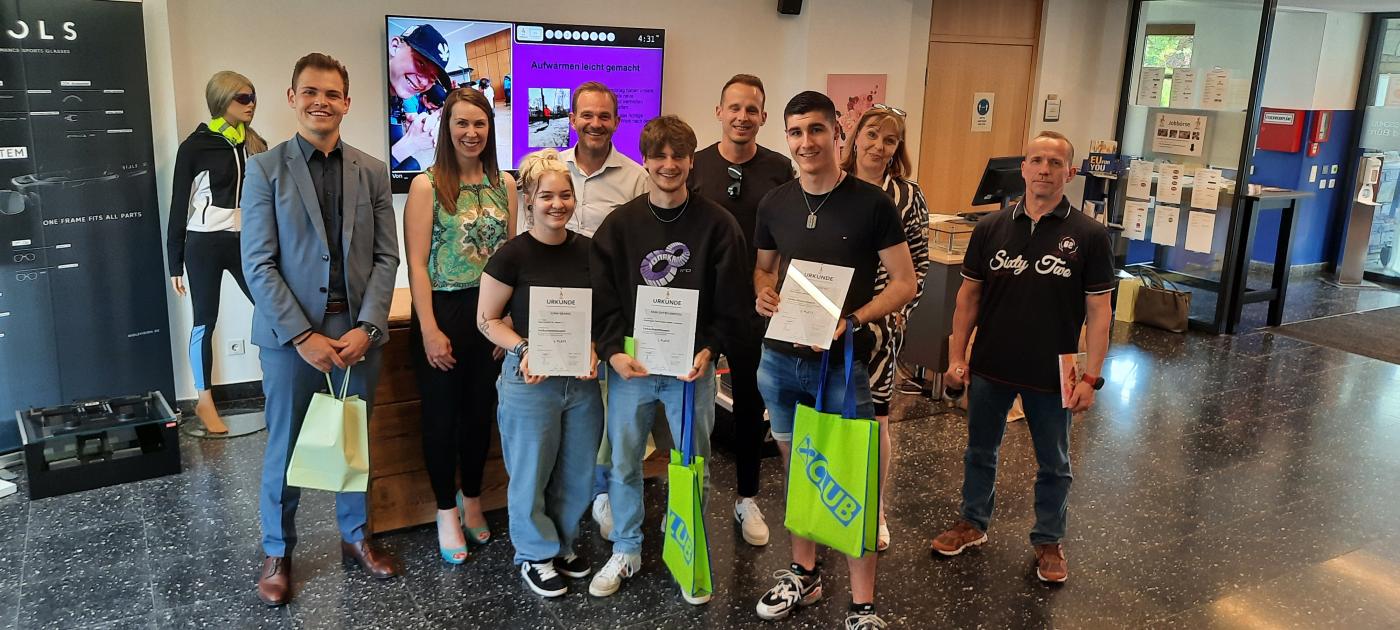 Die drei Erstplatzierten mit Ehrengästen bei der Vorausscheidung zu den Tyrol Skills Die drei Erstplatzierten mit Ehrengästen