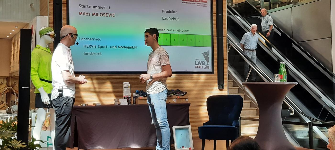 Milos mit dem Testkunden beim Verkaufsgespräch