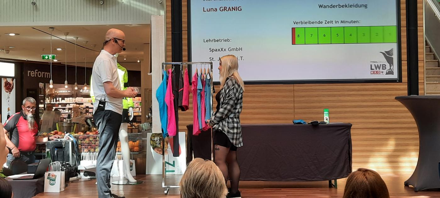 Luna mit dem Testkunden beim Verkaufsgespräch