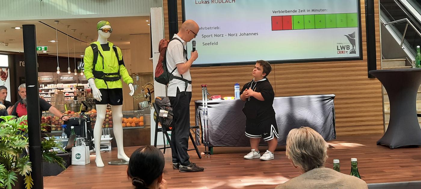 Lukas mit dem Testkunden während des Verkaufsgespräches