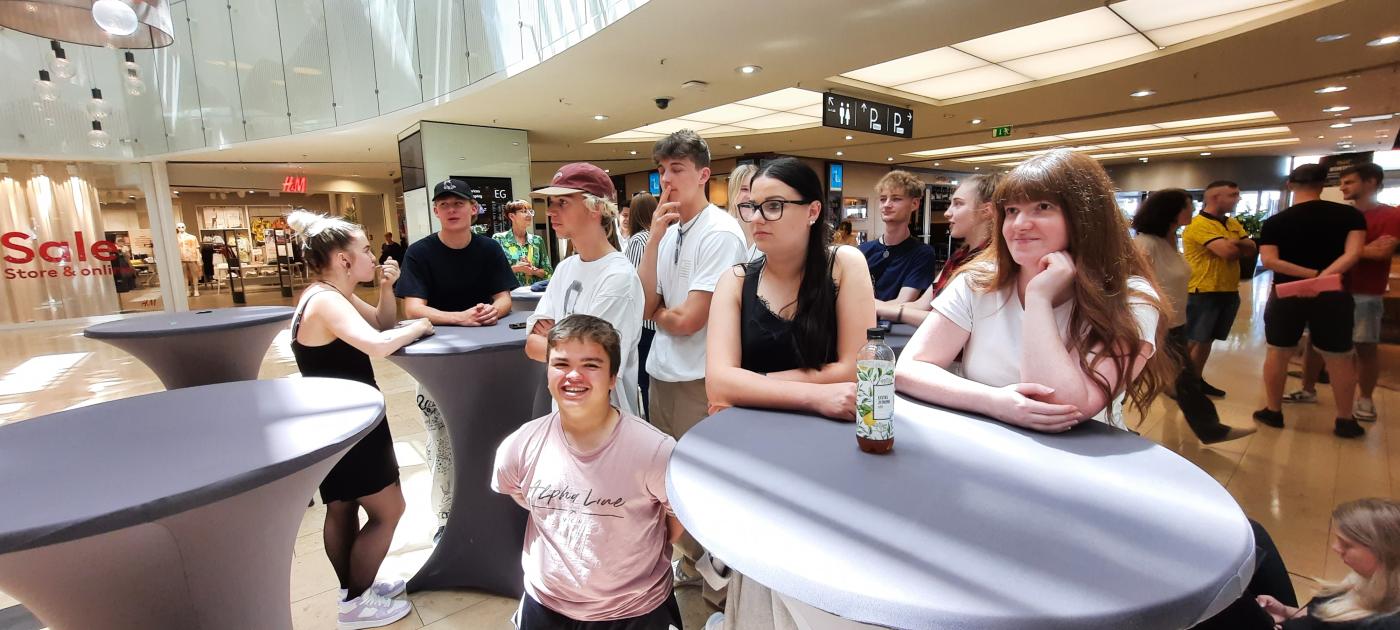 Lukas bei den Schulkameraden