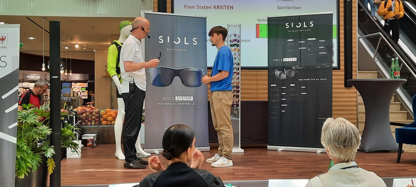 Finn mit dem Testkunden beim Verkaufsgespräch