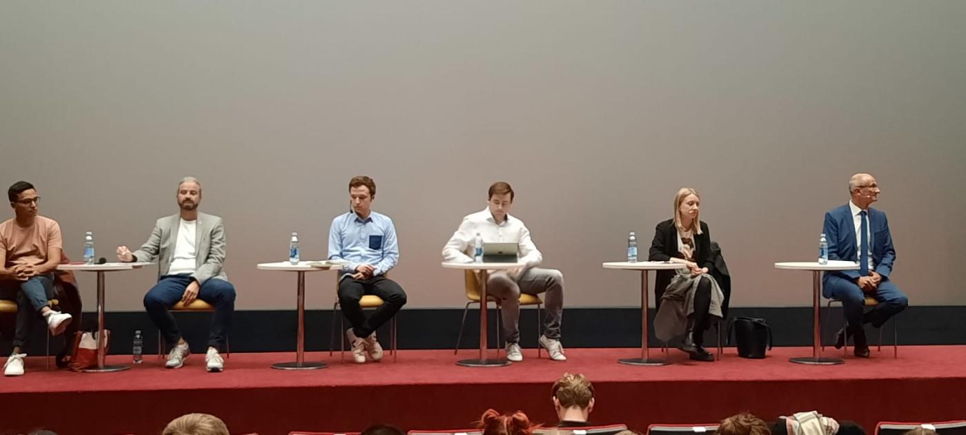 Podium mit Vertretern der Parteien