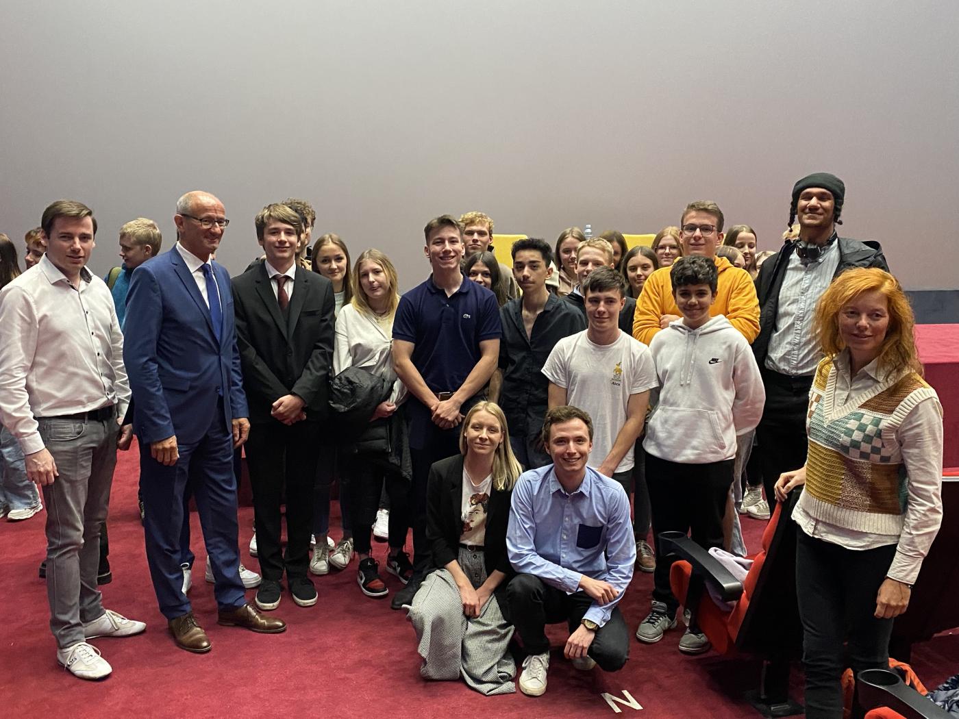 Politiker mit SchülerInnen der TFBS Kitzbühel