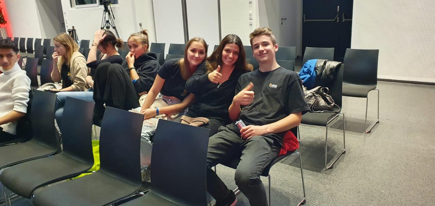 Zwischen den Auftritten Zwischen den Auftritten