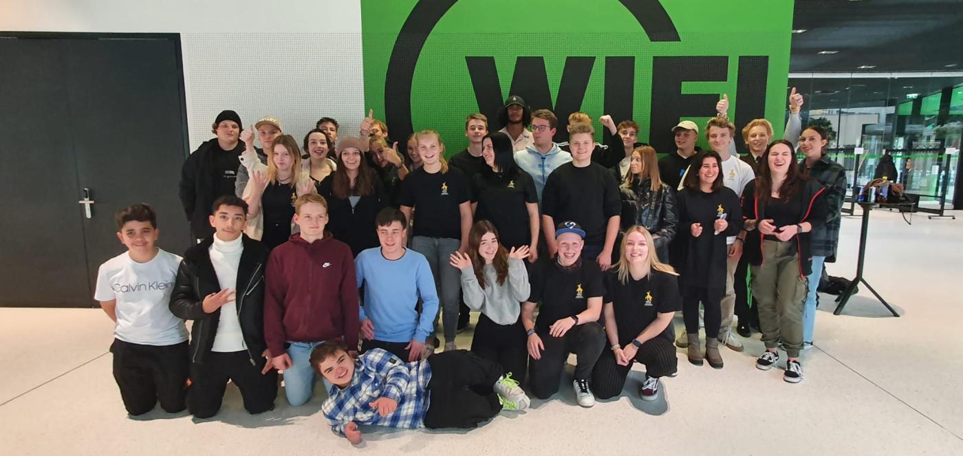 Lukas mit seinen UnterstützerInnen Lukas mit seinen UnterstützerInnen