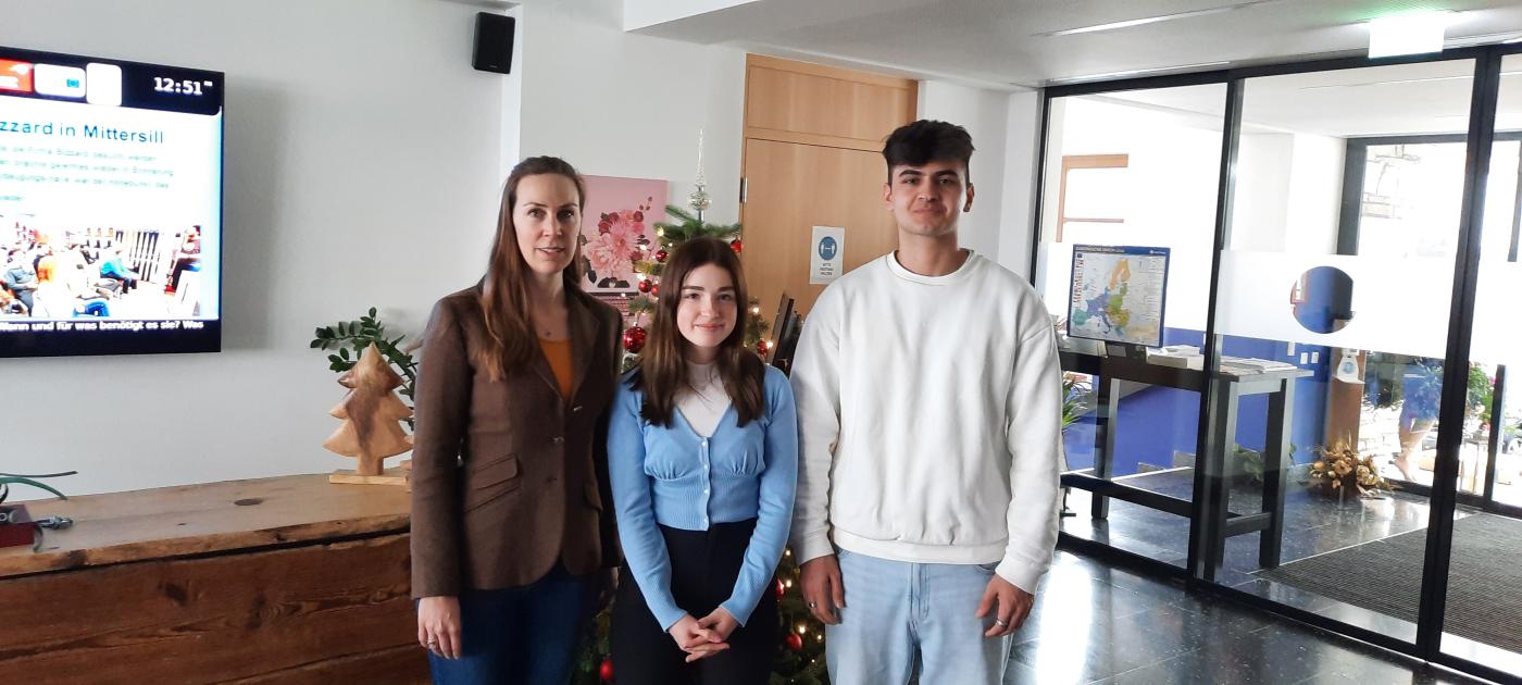 Schulsprecherin mit Direktorin und Schulsprecherstellvertreter Schulsprecherin mit Direktorin und Schulsprecherstellvertreter