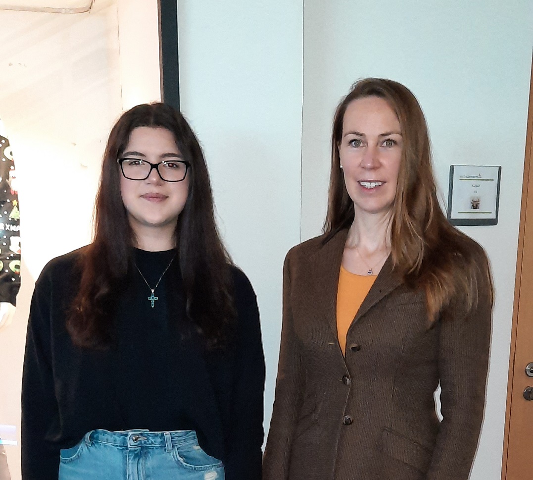 Schulsprecher Stellvertreterin mit Direktorin Schulsprecher Stellvertreterin mit Direktorin