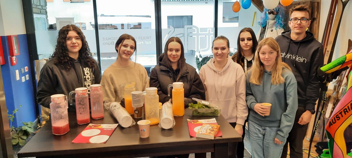 Im Gespräch mit einer Schülerin Büro