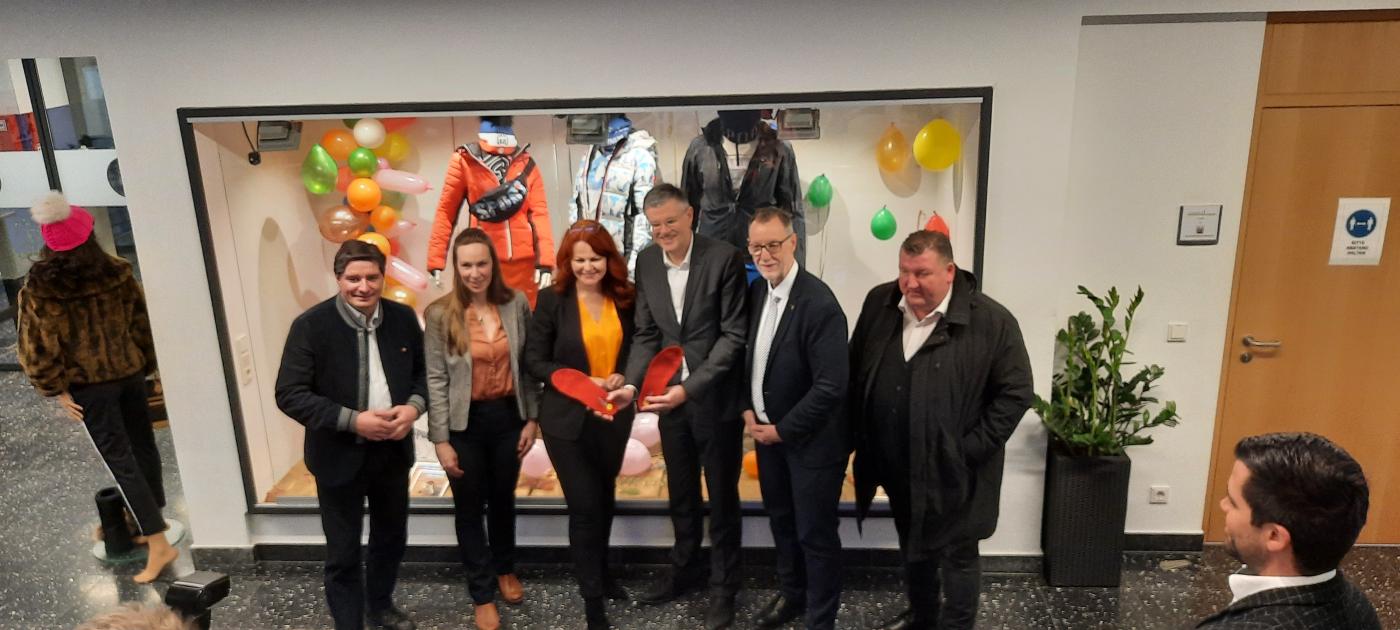 Hoher Besuch an der TFBS Kitzbühel vor einem Schaufenster der Firma Sportalm Hoher Besuch an der TFBS Kitzbühel