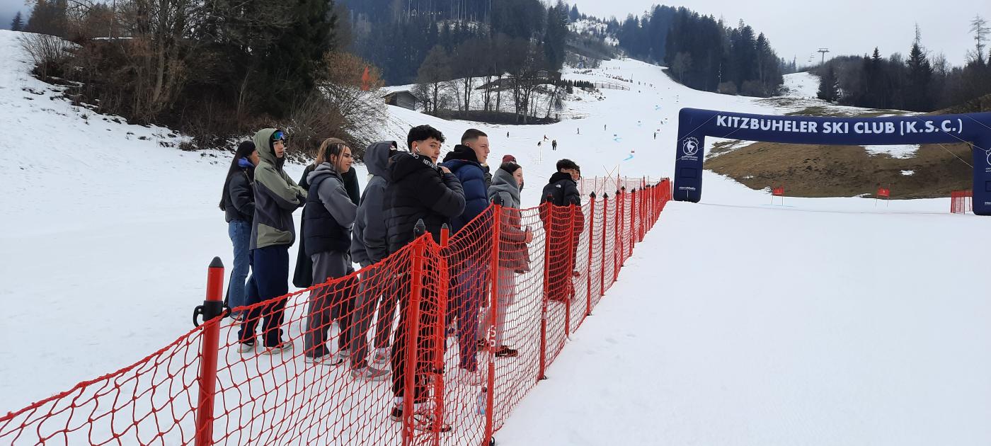 Die Klassenkameraden sind hier zum Anfeuern