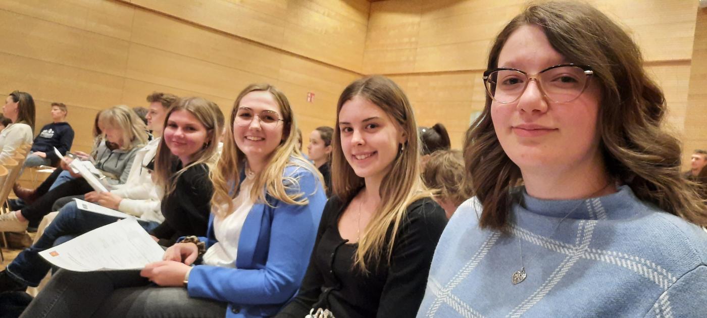 Unsere vier Teilnehmerinnen bei der Bezirksauswahl 2023 Unsere vier Teilnehmerinnen bei der Bezirksauswahl 2023