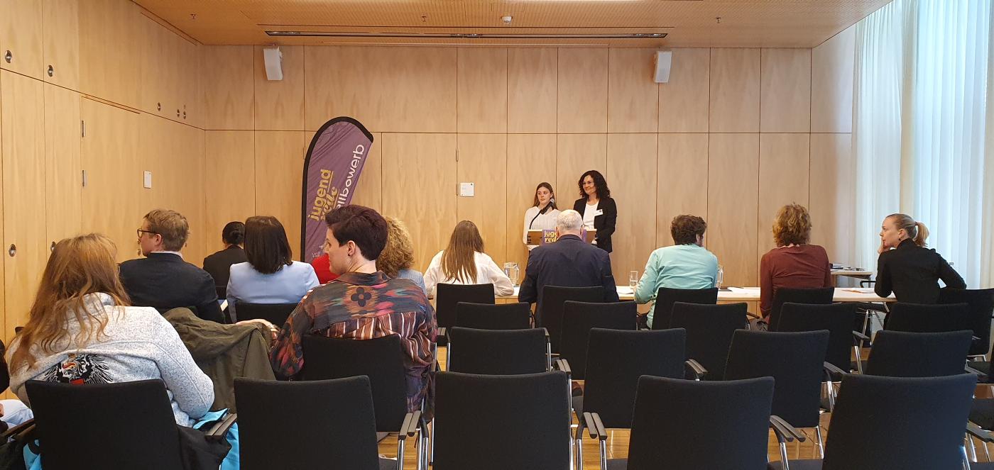 Denise vor ihrer Rede im Landhaus Denise vor ihrer Rede im Landhaus