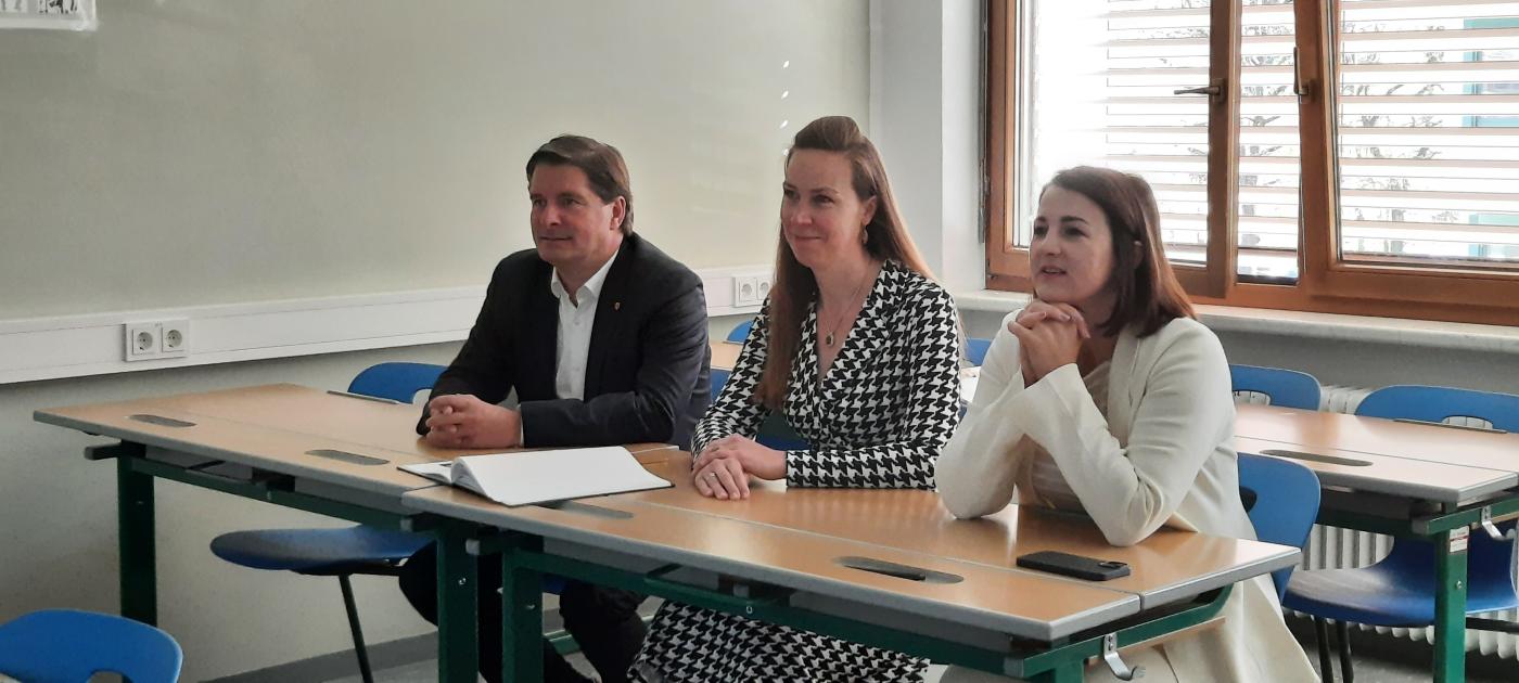 Die Schulbank drücken