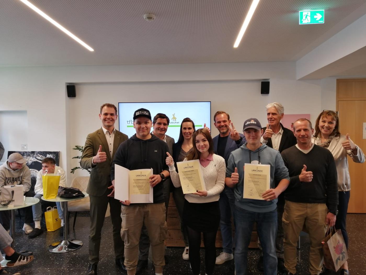 Die drei Erstplatzierten mit Jury und Ehrengästen Die drei Erstplatzierten mit Jury und Ehrengästen