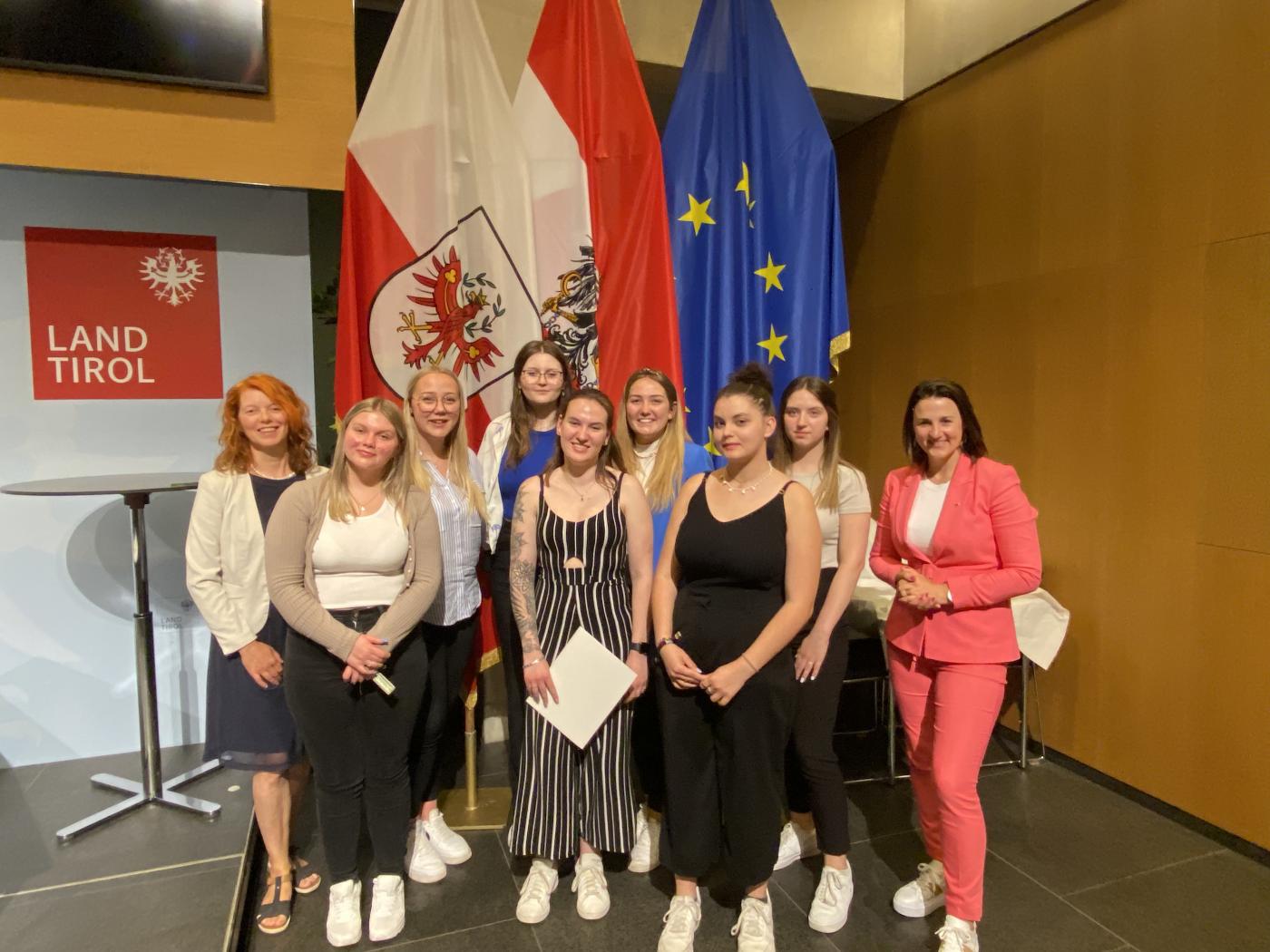 Teilnehmerinnen der TFBS Kitzbühel mit Landesrätin Astrid Mair