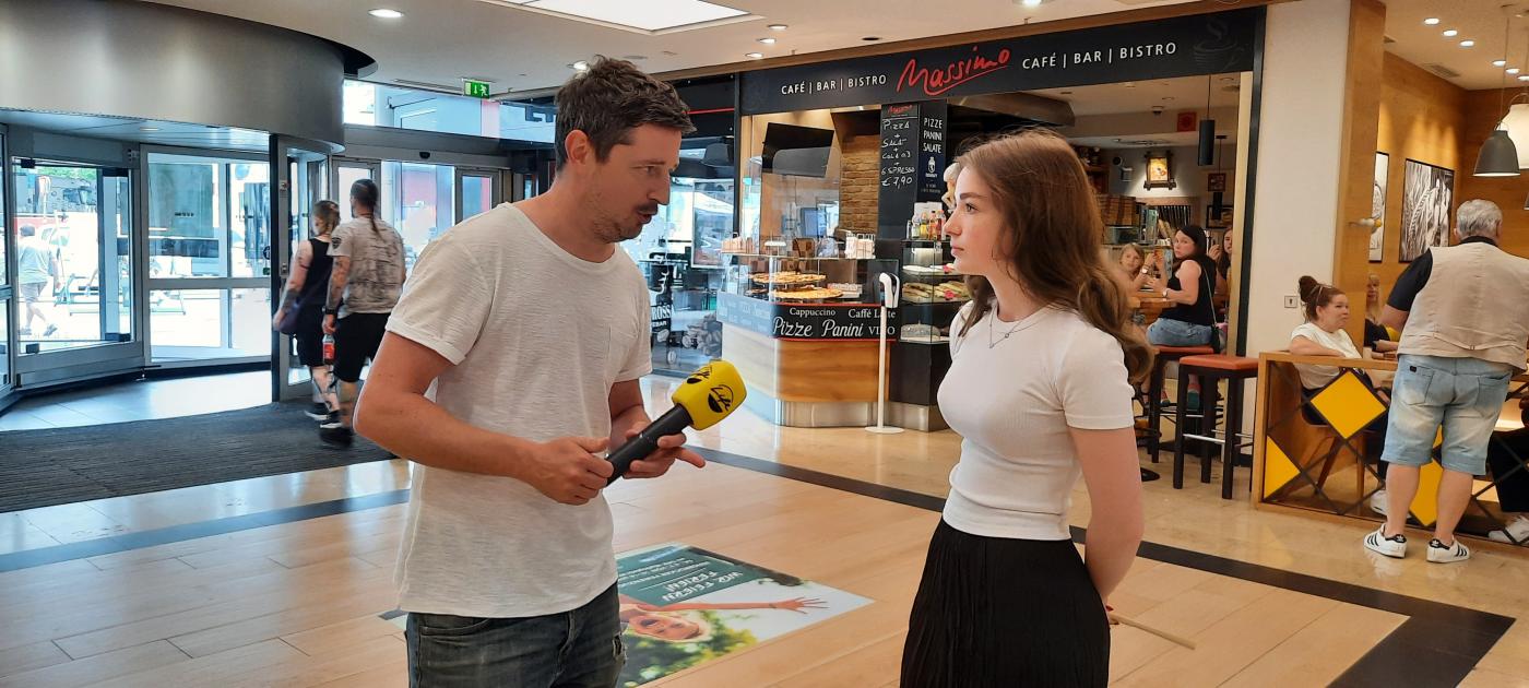 Anina mit dem Reporter von "Life Radio" Anina mit dem Reporter von "Life Radio"