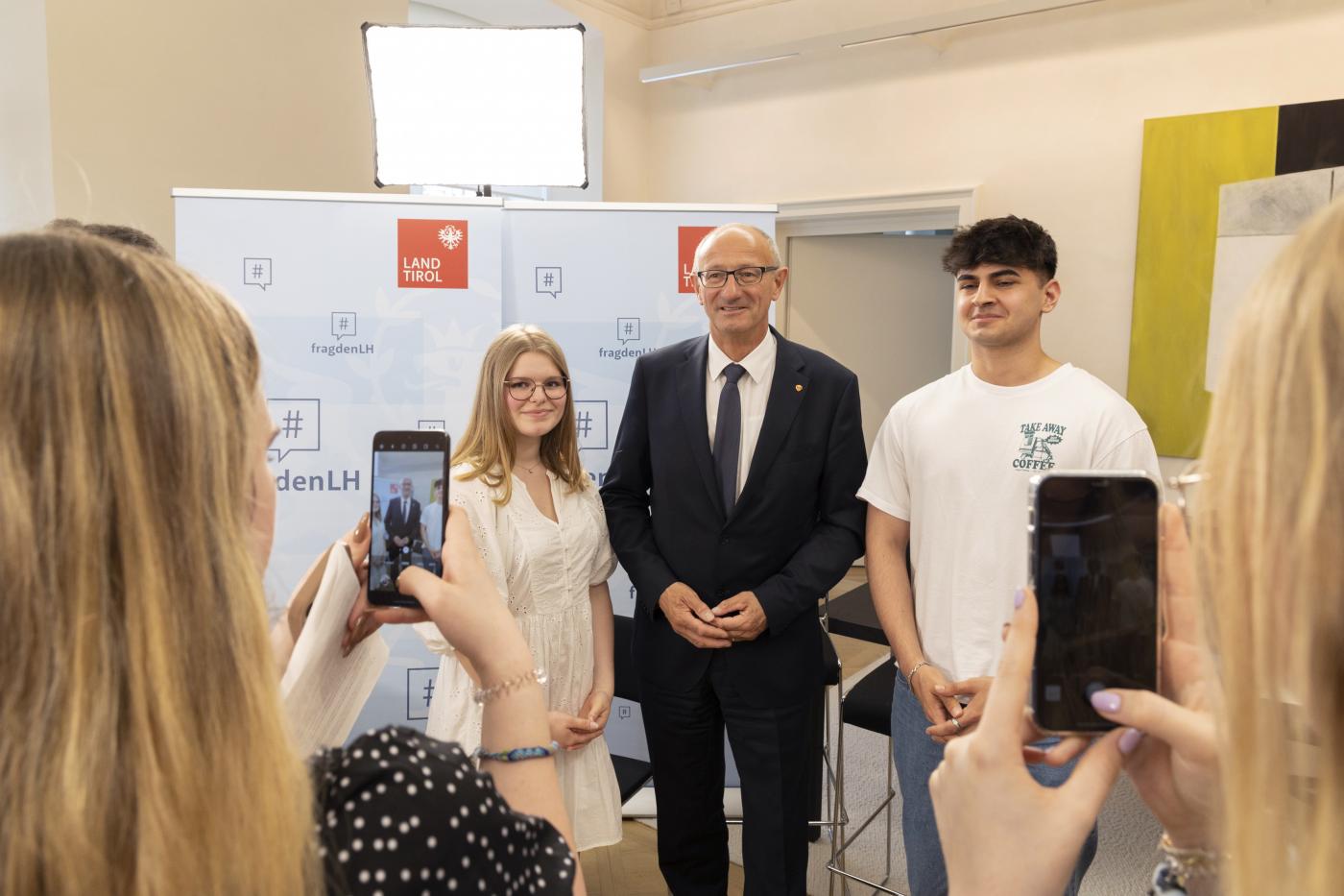 Posieren mit Schülerinnen und Schüler Posieren mit Schülerinnen und Schüler