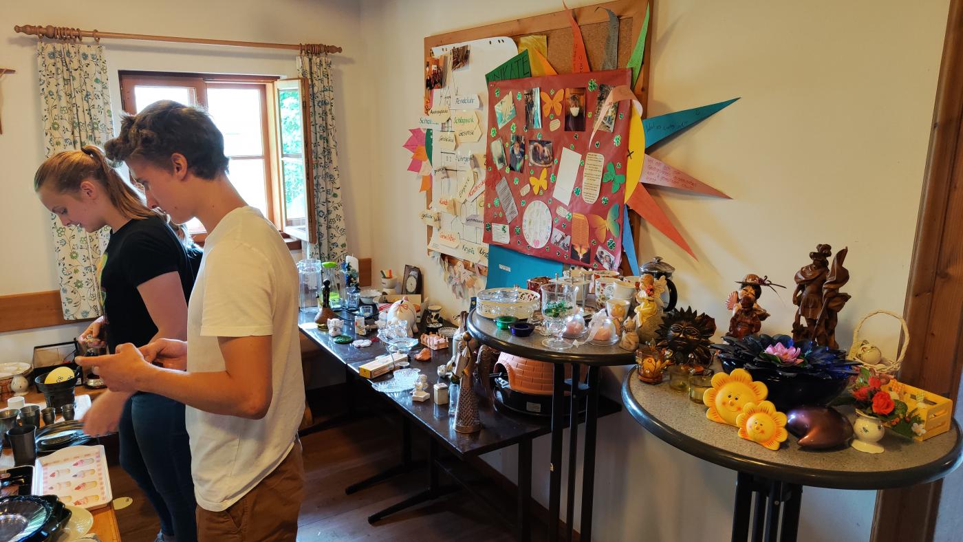 Beim Aufbau des Flohmarktes Beim Aufbau des Flohmarktes