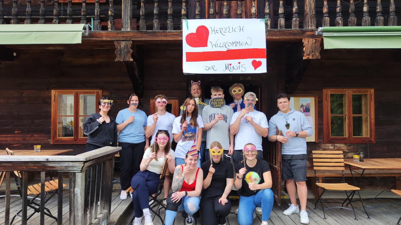 BerufsschülerInnen helfen beim Flohmarkt BerufsschülerInnen helfen beim Flohmarkt