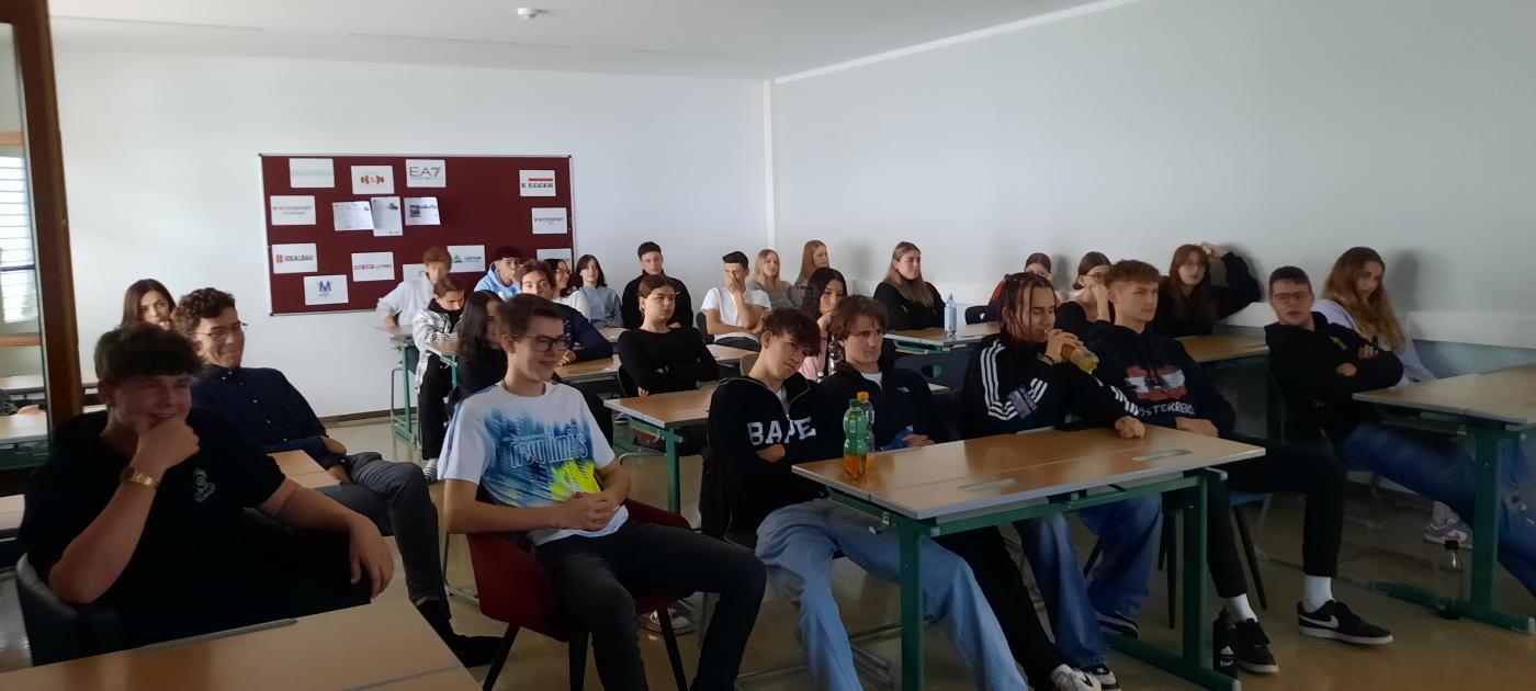 SchülerInnen in gespannter Erwartung