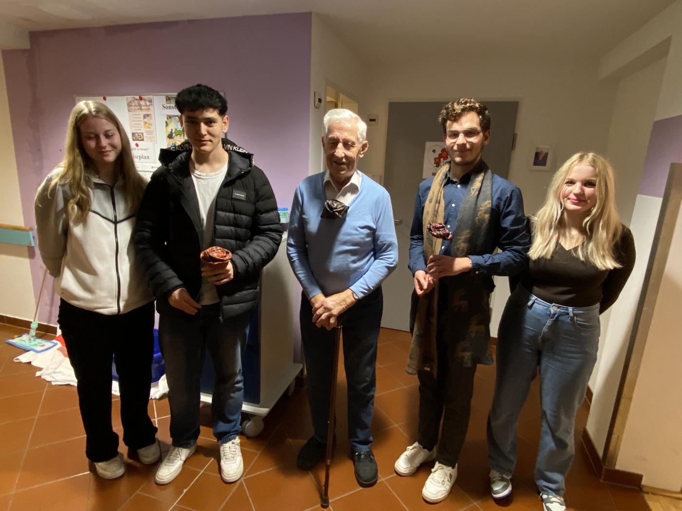 Bei der Übergabe der Rosen