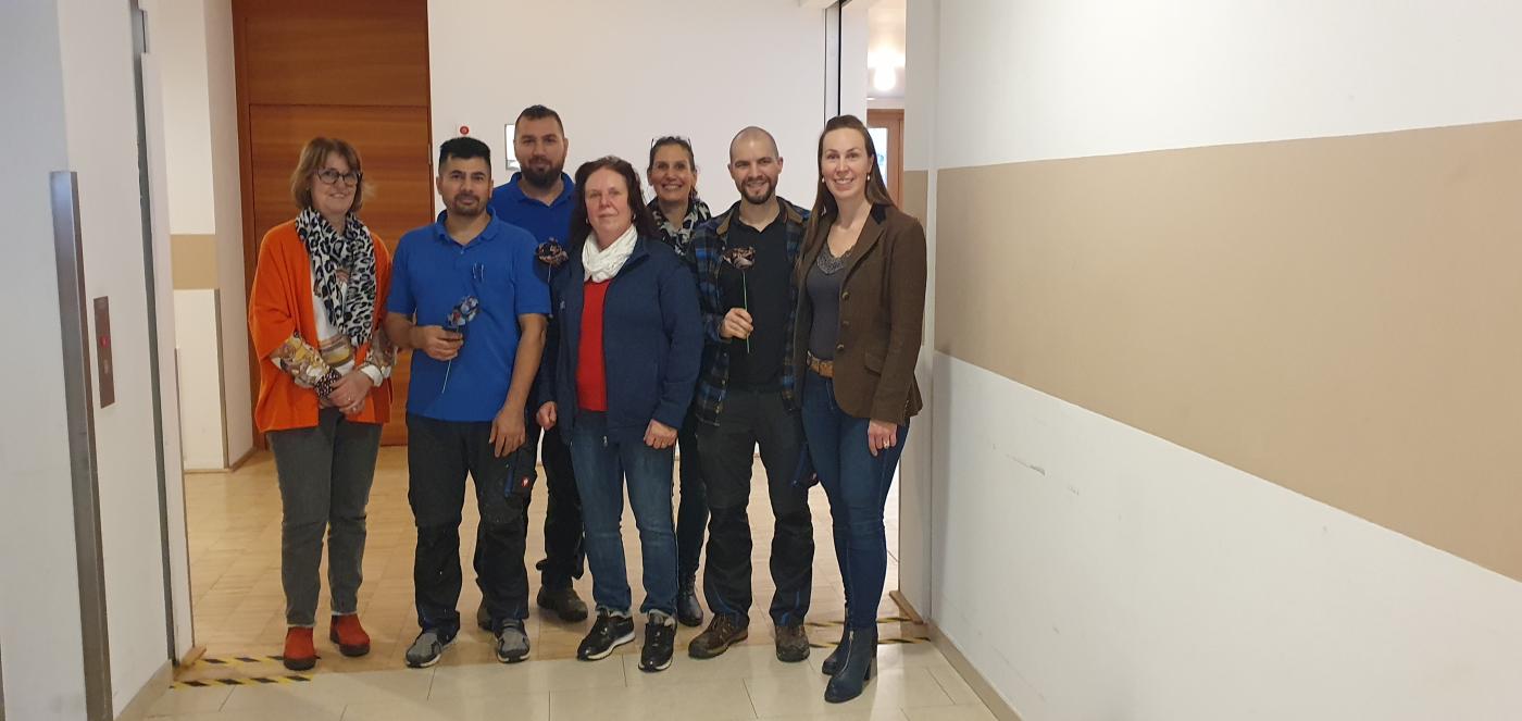 Mitarbeiter des Altenwohnheims sowie Mitglieder des Roten Kreuzes