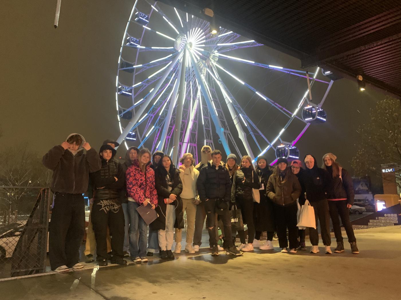 Vor dem Hotel mit Riesenrad Vor dem Hotel mit Riesenrad
