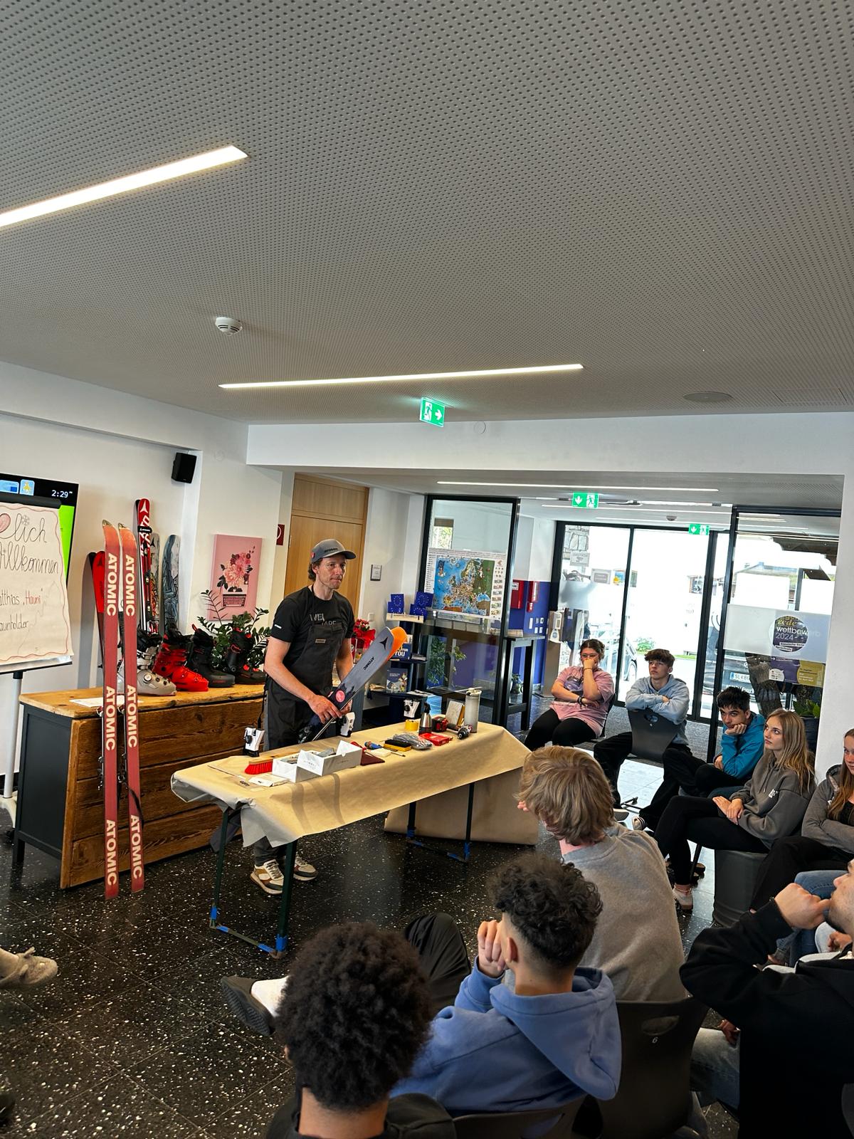 Freeride Profi Matthias „Hauni“ Haunholder mit den interessierten SchülerInnen