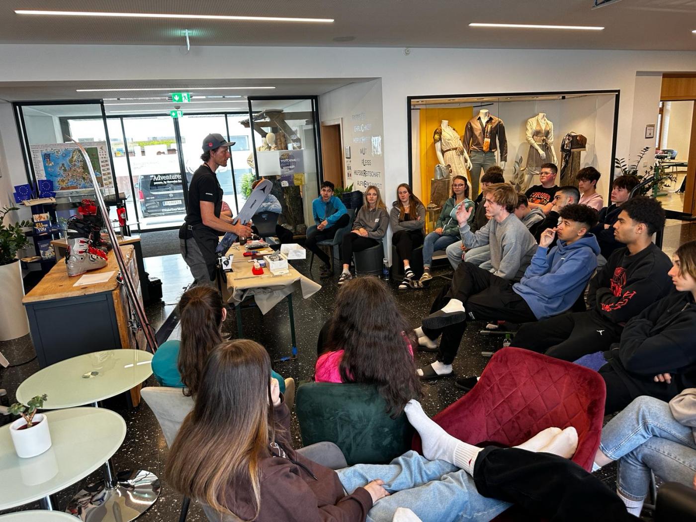 Freeride Profi Matthias „Hauni“ Haunholder mit den interessierten SchülerInnen