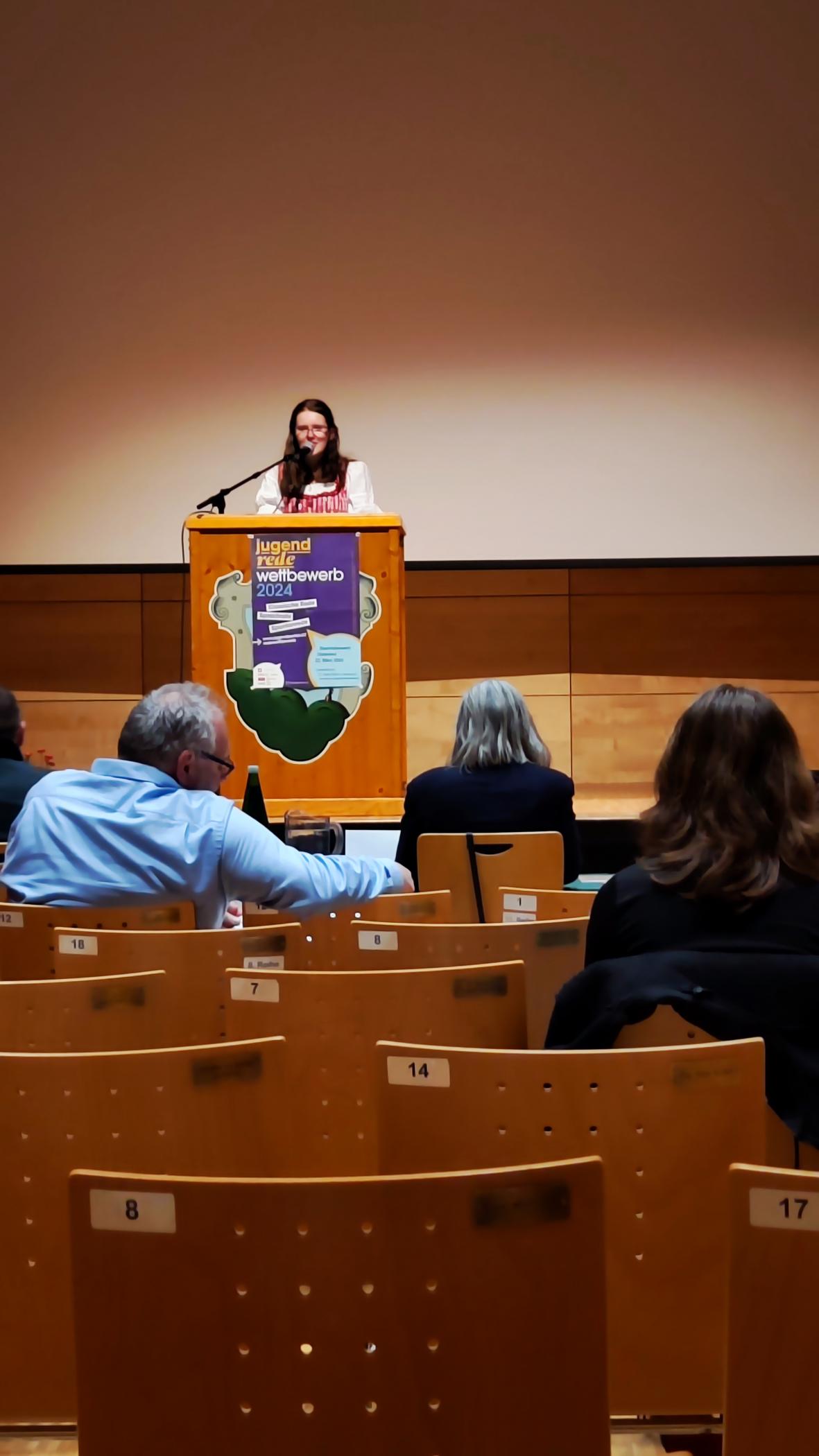 Leonie Spari bei Ihrer Rede