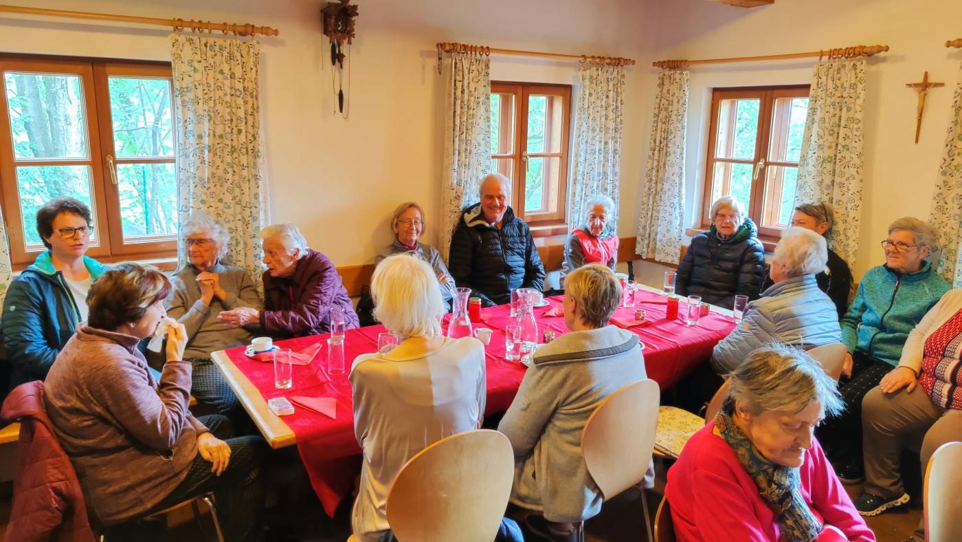 Seniorenkaffee mit der Klasse 3bBK im Mesnerhaus