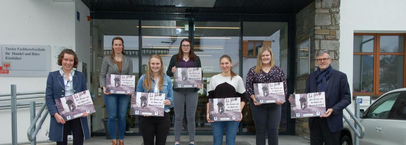 Berufsschülerinnen bei der Übergabe der Kalender