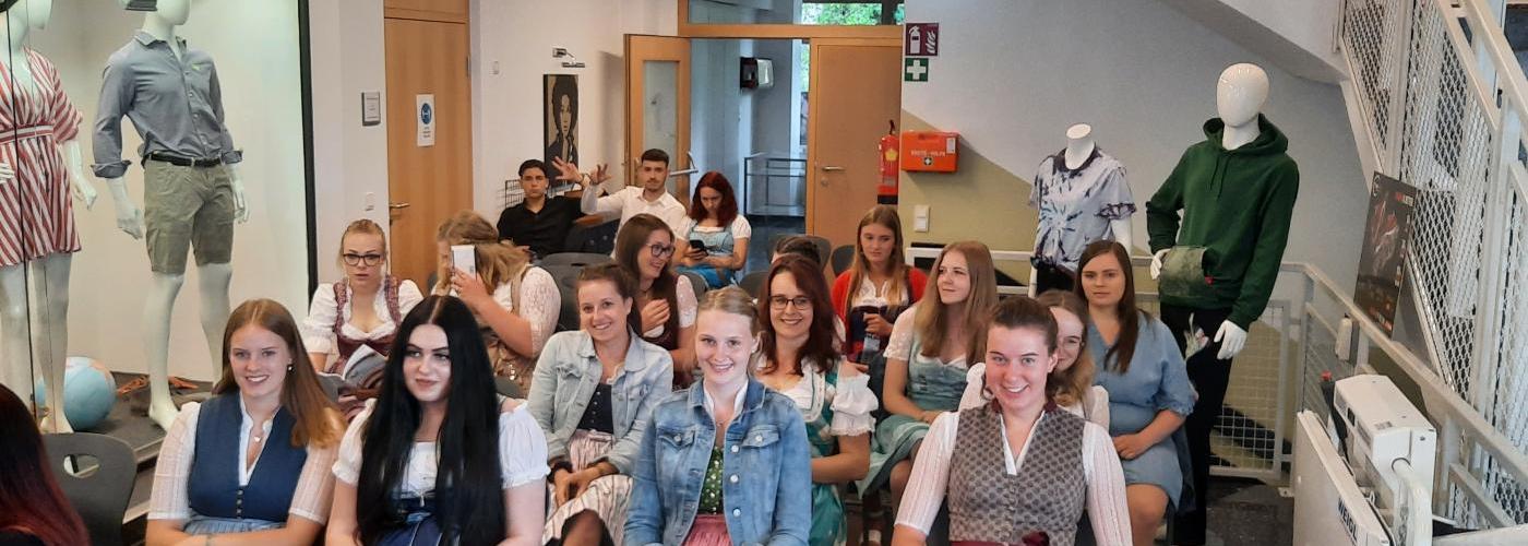 SchülerInnen in der Aula