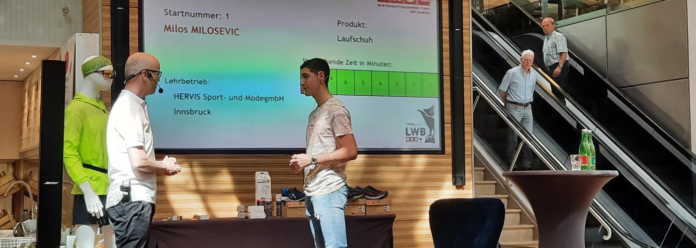 Milos mit dem Testkunden beim Verkaufsgespräch