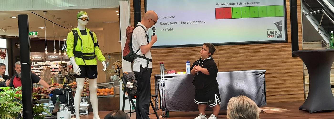 Lukas mit dem Testkunden während des Verkaufsgespräches