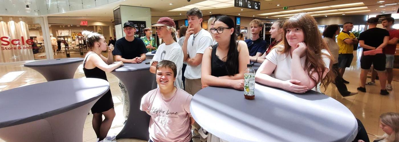 Lukas bei den Schulkameraden