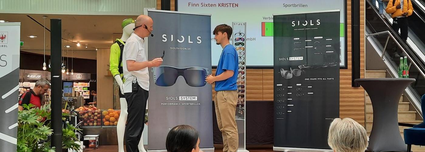 Finn mit dem Testkunden beim Verkaufsgespräch