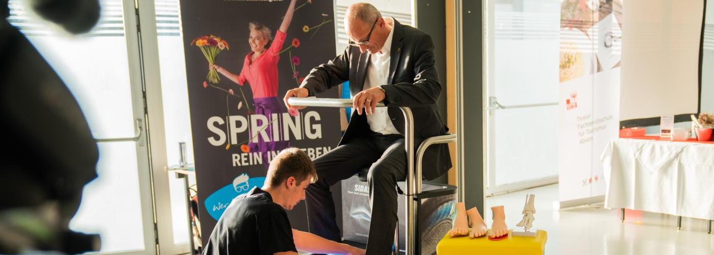 Landeshauptmann Toni Mattle erhält angepasste Sohlen