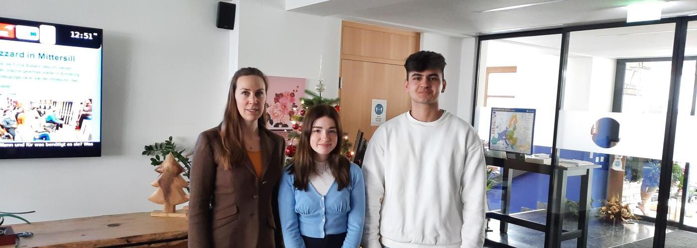 Schulsprecherin mit Direktorin und Schulsprecherstellvertreter