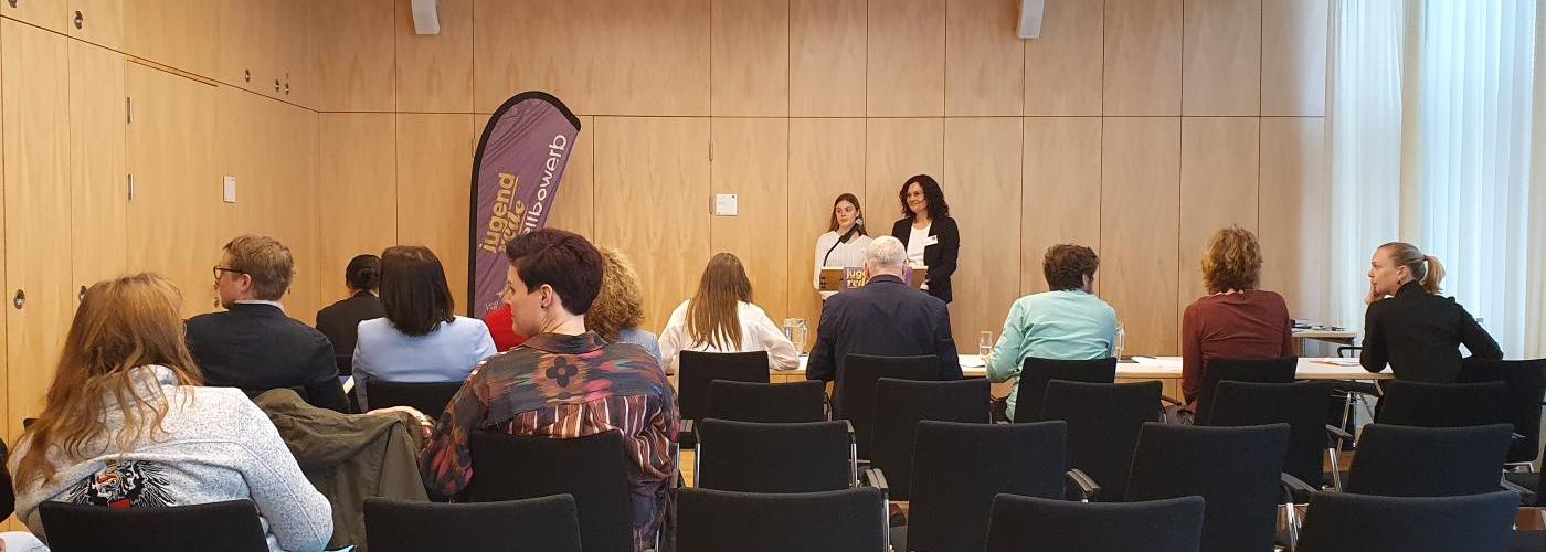 Denise vor ihrer Rede im Landhaus