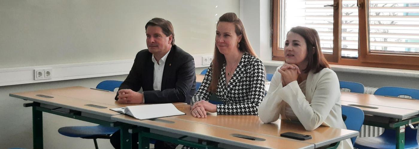 Die Schulbank drücken