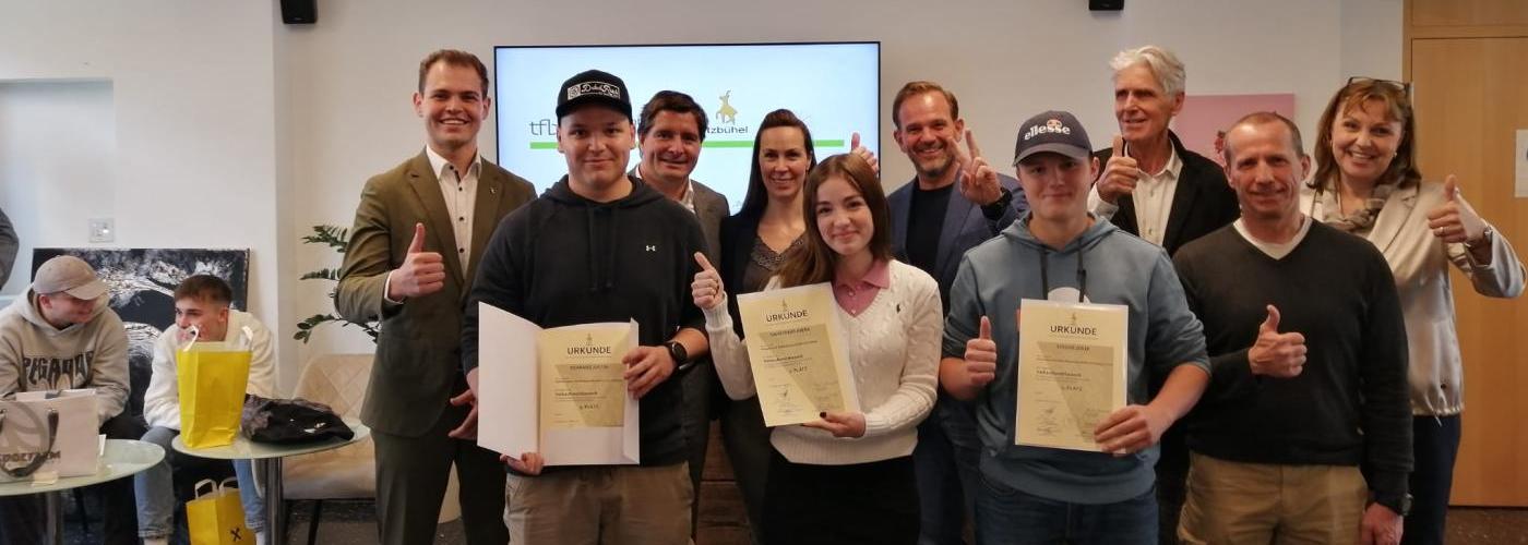 Die drei Erstplatzierten mit Jury und Ehrengästen