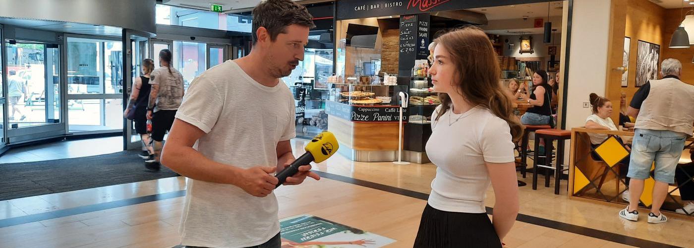 Anina mit dem Reporter von "Life Radio"
