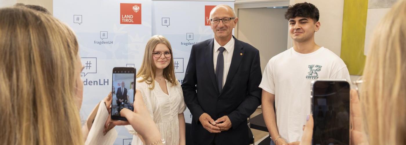 Posieren mit Schülerinnen und Schüler